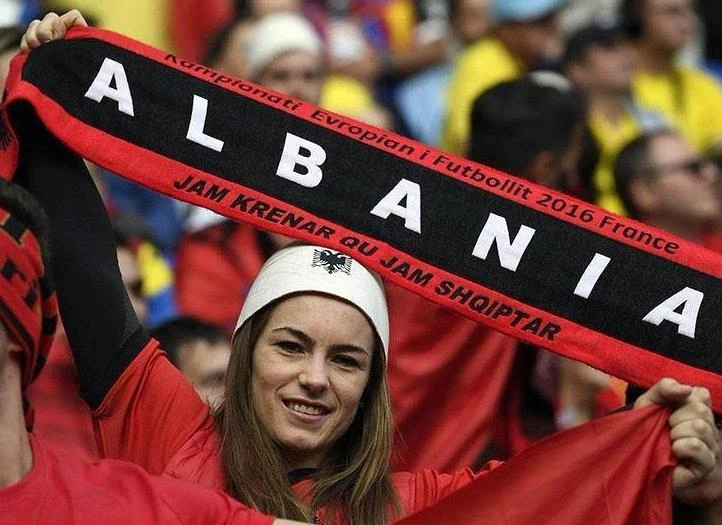 Fan nữ xinh đẹp của đội Albania